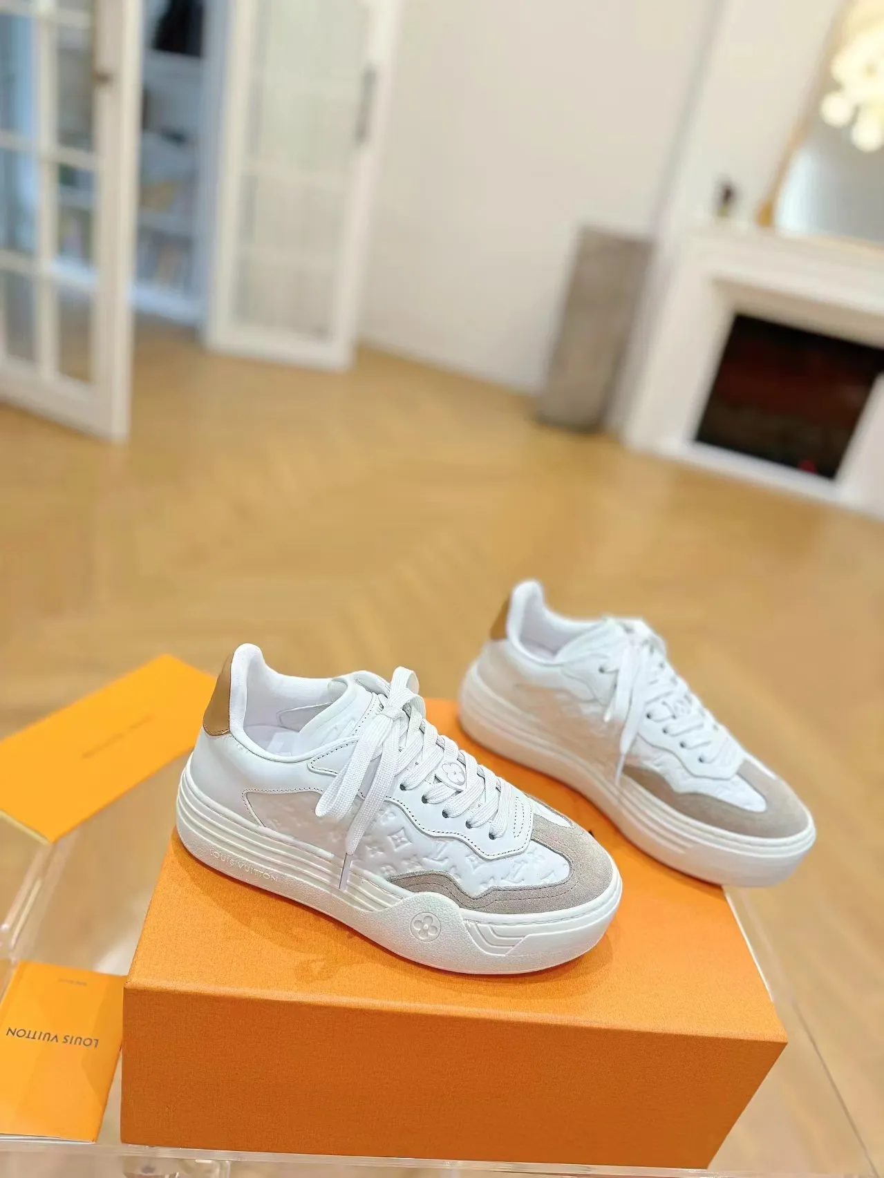 👟👟Ex-factory price 620👟👟Men's size +10 Same style for men and women🔥🔥𝐋𝐕 𝐃𝐢𝐬𝐜𝐨𝐯𝐞𝐫𝐲 2024 new sports shoes thick sole casual ❗️❗️ original purchase development and production LV Discovery lace-up shoes were unveiled at Louis Vuitton's fourth show. They are made of technical mesh fabric and metallic synthetic materials to create a streamlined design. Brand elements embellish the upper and lightweight rubber outsole, with technical shoelaces. Fabric: Original imported cowhide + technology mesh Inner lining: Original customized breathable mesh Sole: Original molded ultra-light rubber foam material Bottom thickness: 5.5CM Size: Women's 35-41 (41 customized), Men's 39-46, (45-46 customized)